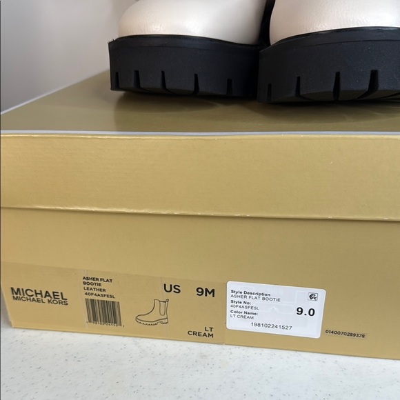 MICHAEL MICHAEL KORS
ASHER LEATHER ANKLE BOOT Cream/ Sz 9 - Picture 9 of 11